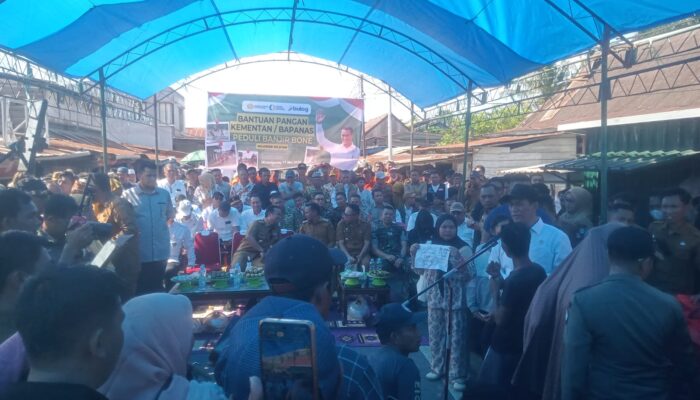 MENTAN ANDI AMRAN SALURKAN BANTUAN RP 8 MILIAR UNTUK KORBAN BANJIR DI BONE