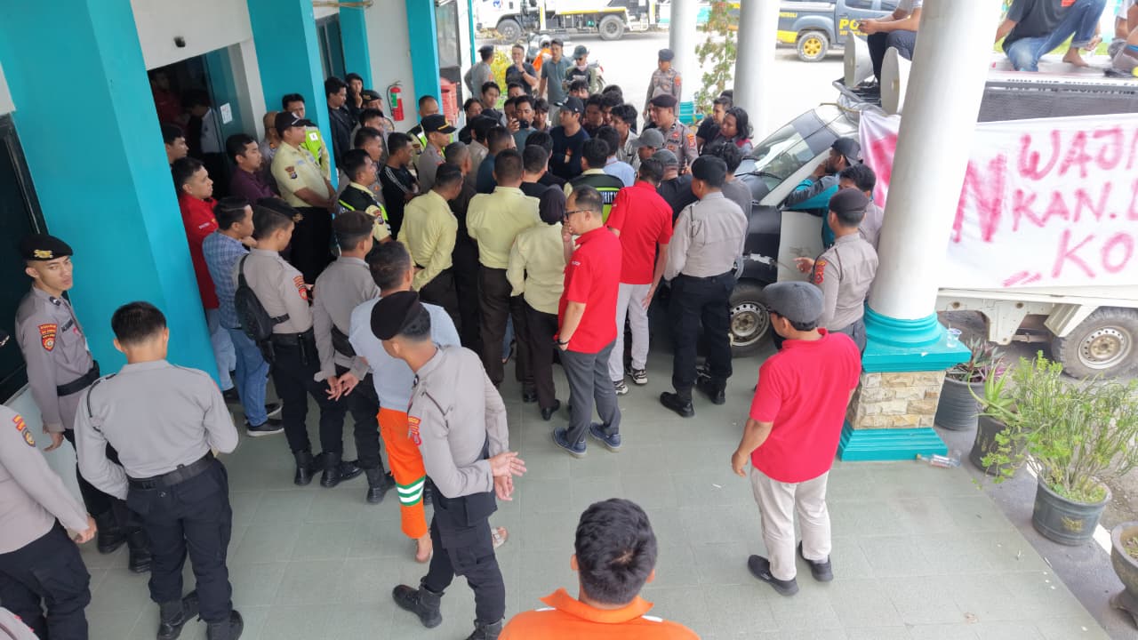 KESAL STROM TAK STABIL, MASYARAKAT KONAWE UTARA GERUDUK KANTOR PLN UP3 KENDARI
